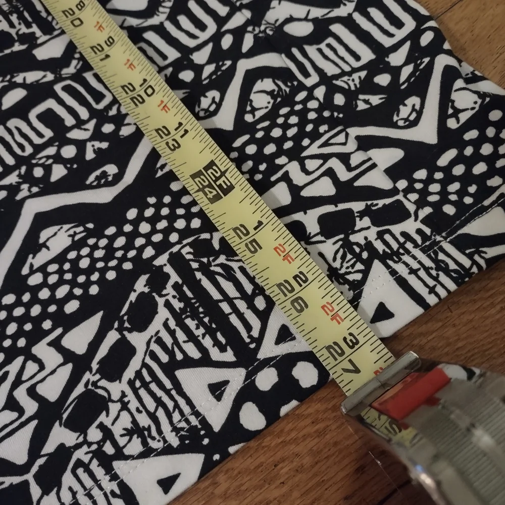 black and white abstract aztec print stretchy elastic midi skirt fits like small